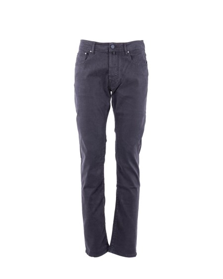 Shop JACOB COHEN  Pantalone: Jacob Cohen pantaloni 5 tasche Bard.
Regular-slim fit.
Vita media.
Tessuto diagonale di lyocell e cotone stretch tinto in capo tortora.
Salpa in pelle scamosciata marrone e panna con pattern a laser. Logo ricamato.
Bottone smaltato opaco con motivo circolare e logo 3D, finitura terra.
Include bandana con stampa mosaico e rocchetto di filo.
Patta interna ricamata con nome del pantalone e citazione del fondatore.
Composizione: 49% lyocell, 49% cotone, 2% elastan/spandex.
Made in Italy.. QE004 S4216-Y99
